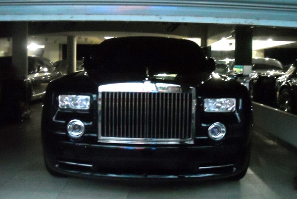 Phiên bản Year of the Dragon được Rolls-Royce tạo ra nhằm vinh danh thị trường lớn nhất là Trung Quốc nhân dịp năm con Rồng. Những chiếc Phantom thuộc phiên bản này có những đặc điểm nhận dạng như đường kẻ đúp kéo dài dọc thân xe với một con rồng nằm phía mũi xe. Trong cabin là hình rồng thêu trên chỗ tựa đầu, chỉ khâu gồm 4 màu: nâu vàng, cát vàng, đen và trắng. Hình rồng màu vàng in trên bảng điều khiển phía trước ghế hành khách, phía dưới là chữ "Phantom" cùng màu. Trên trần xe là bầu trời sao lấp lánh, hàng ghế sau có hộc để rượu và cốc uống. Ở bậc cửa là dòng chữ "Year of the Dragon 2012" nằm phía dưới logo Rolls-Royce.